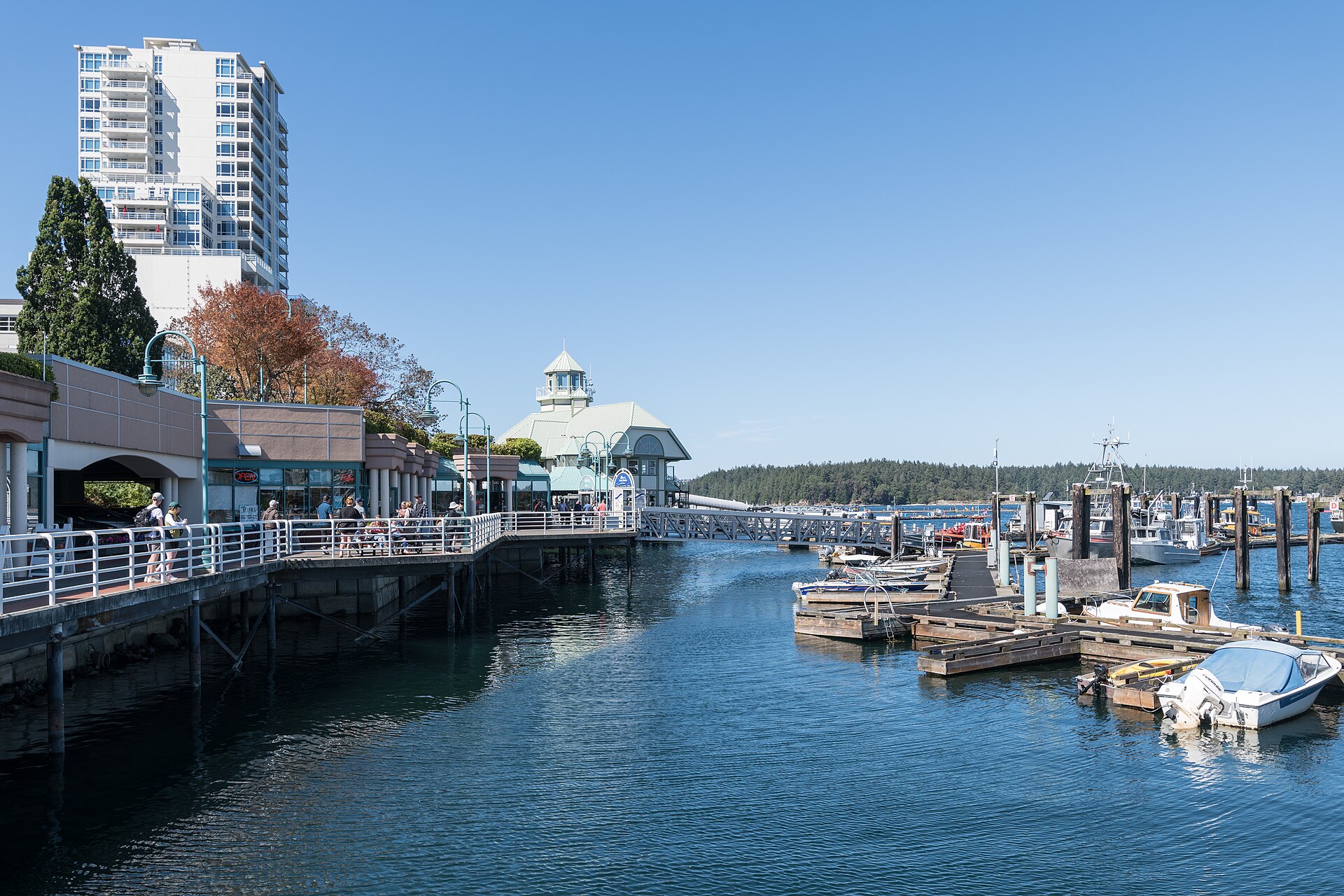Waterfront setting in Nanaimo waterfront walkway